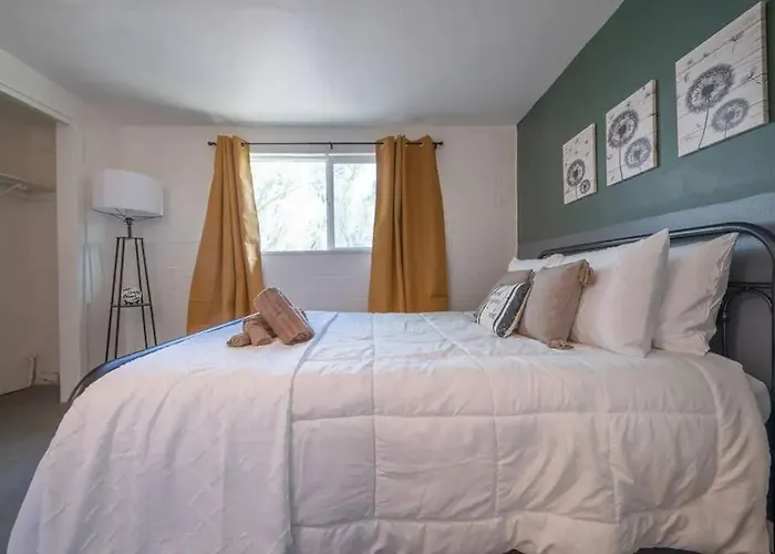 Cozy Flat Next To U Of A + Yard, Parking & Bbq! * Tucson