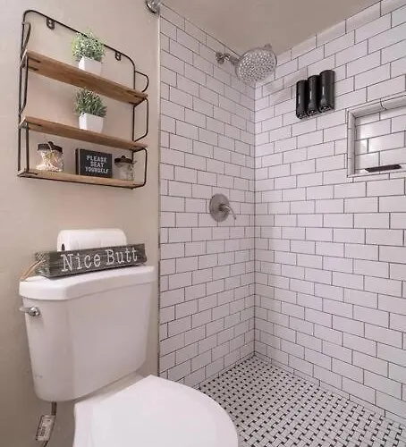 Cozy Flat Next To U Of A + Yard, Parking & Bbq! Apartment Tucson