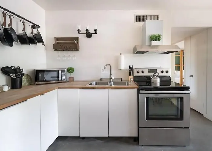Cozy Flat Next To U Of A + Yard, Parking & Bbq! Tucson
