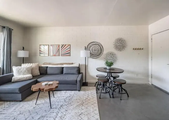 Cozy Flat Next To U Of A + Yard, Parking & Bbq! Apartment *