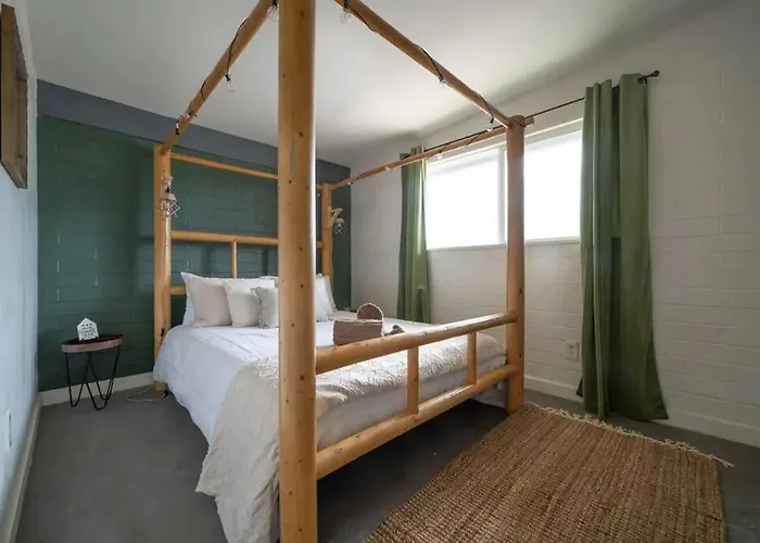 Cozy Flat Next To U Of A + Yard, Parking & Bbq! *