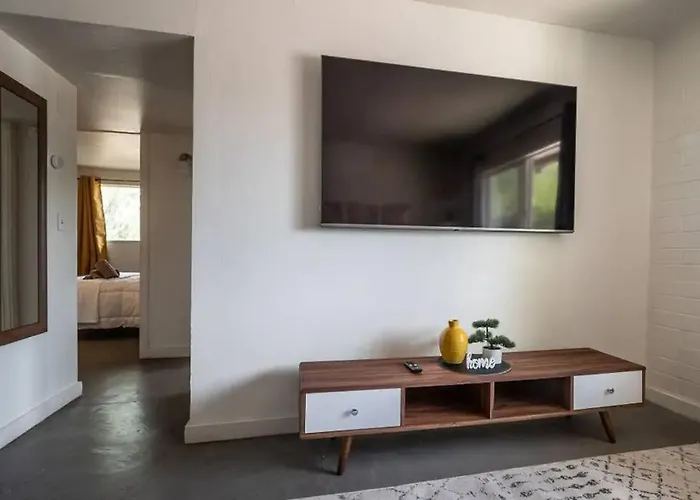 Apartment Cozy Flat Next To U Of A + Yard, Parking & Bbq!