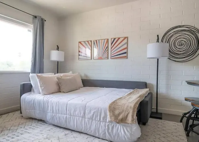 Apartment Cozy Flat Next To U Of A + Yard, Parking & Bbq! *