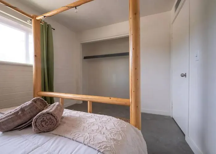 Cozy Flat Next To U Of A + Yard, Parking & Bbq! Apartment *