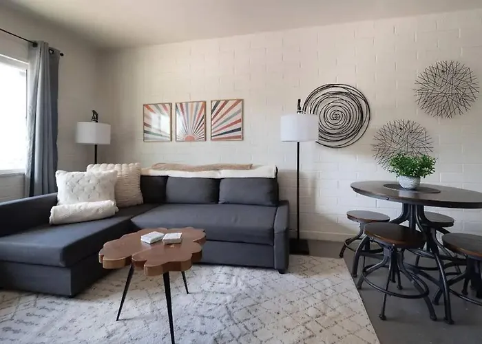 Cozy Flat Next To U Of A + Yard, Parking & Bbq! Tucson