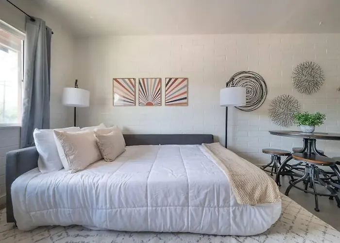 Cozy Flat Next To U Of A + Yard, Parking & Bbq!