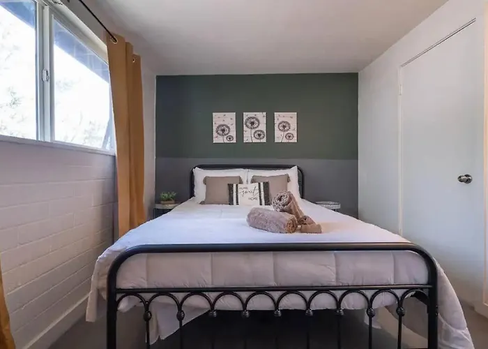 Cozy Flat Next To U Of A + Yard, Parking & Bbq! Apartment Tucson
