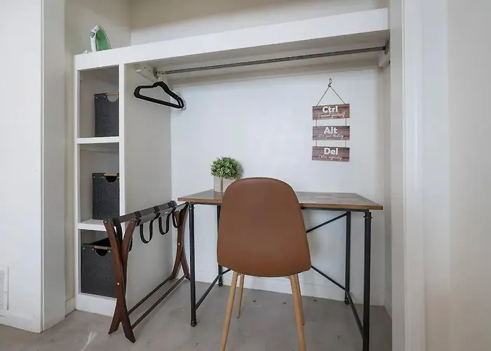 Cozy Flat Next To U Of A + Yard, Parking & Bbq! *
