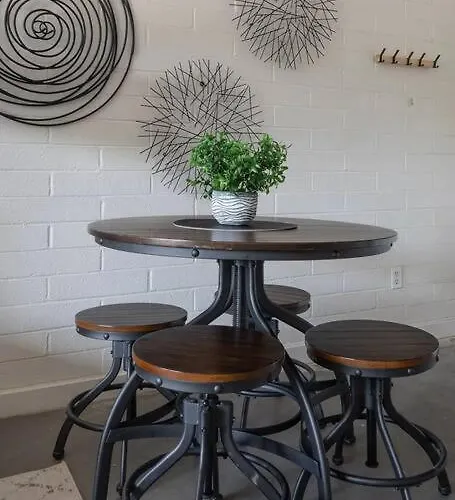 Cozy Flat Next To U Of A + Yard, Parking & Bbq!